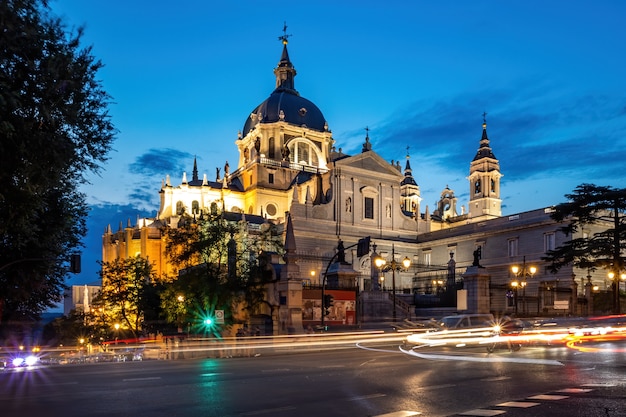 Cattedrale di Santa Maria nel centro di Madrid di notte