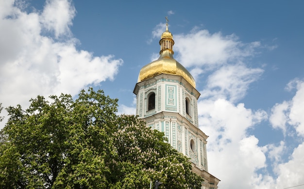 Cattedrale di Santa Sofia a Kiev in una giornata di sole con cielo azzurro e nuvole bianche