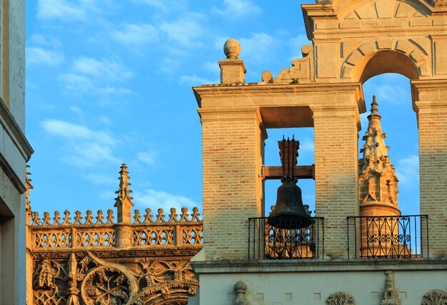 Cattedrale di Siviglia o Cattedrale di Santa Maria della Sede vista dall'alto sullo sfondo del cielo Costruita nel 14021506