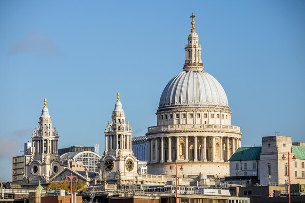 Cattedrale di St Paul a Londra con cielo blu