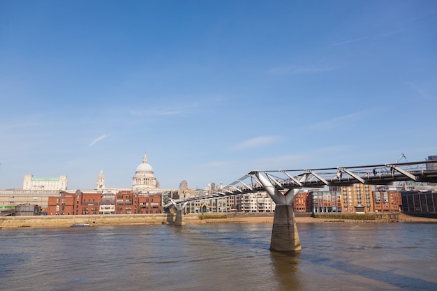 Cattedrale di St Paul e Millennium Bridge a Londra