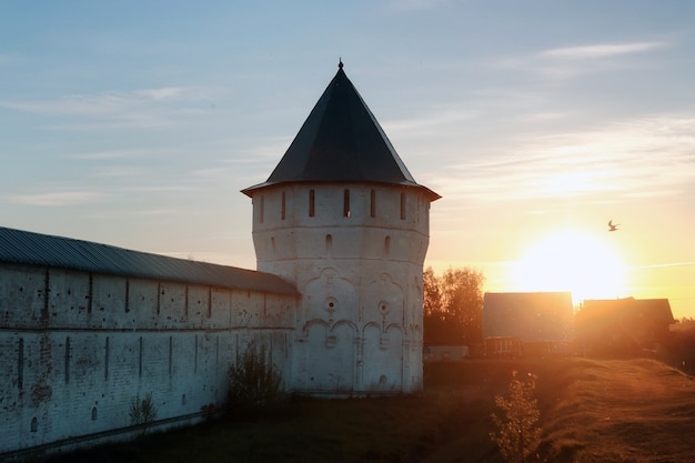 Cattedrale fortezza medievale era cristiana al tramonto in giornata di sole