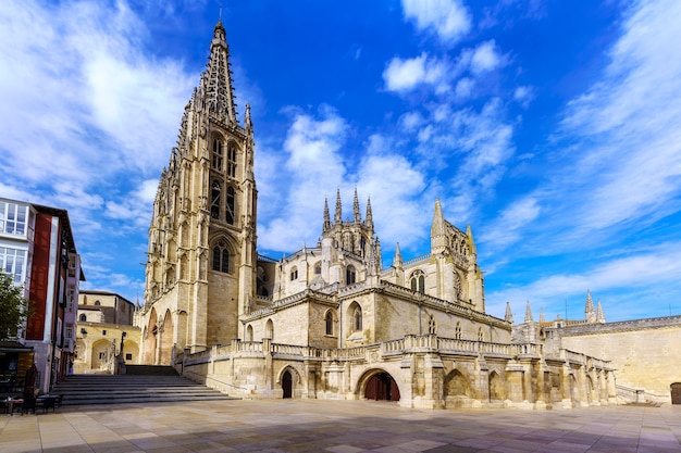 Cattedrale gotica di Burgos di giorno e con cielo nuvoloso. Foto grandangolare. Spagna.