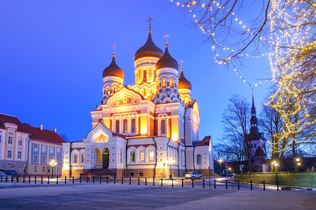 Cattedrale ortodossa russa Alexander Nevsky e Christmass illuminata di notte, Tallinn, Estonia