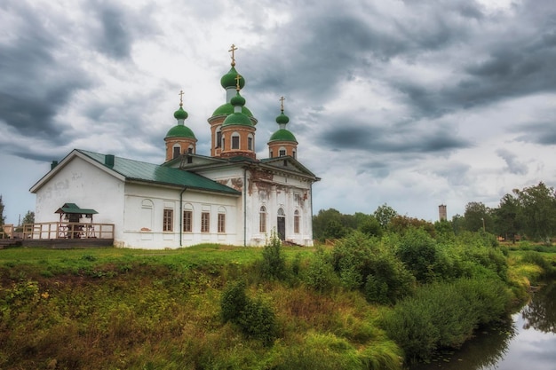 Cattedrale Smolensky di Olonets situata su una piccola isola Mariam situata sotto la confluenza dei fiumi Olonka e Megregi in Carelia Russia
