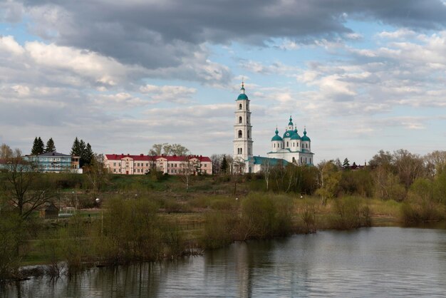 Cattedrale Spassky dal fiume Toima in una soleggiata giornata primaverile Yelabuga Tatarstan Russia