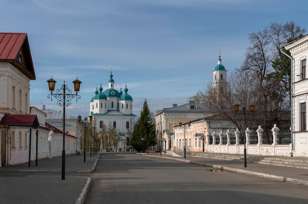 Cattedrale Spassky dalla via Spassky in una soleggiata mattina di primavera Yelabuga Tatarstan Russia