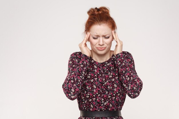 Cattive emozioni e sentimenti concetto mal di testa rossa donna che tocca la testa e ha una grande emicrania