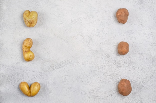 Cattivissime patate di diverse forme, copia spazio.