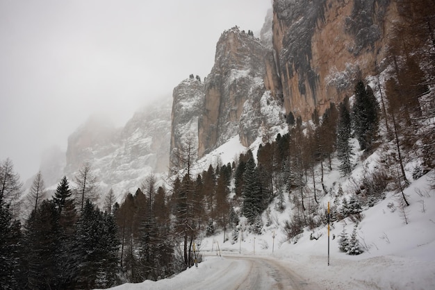 Cattivo tempo invernale in montagna strada invernale.