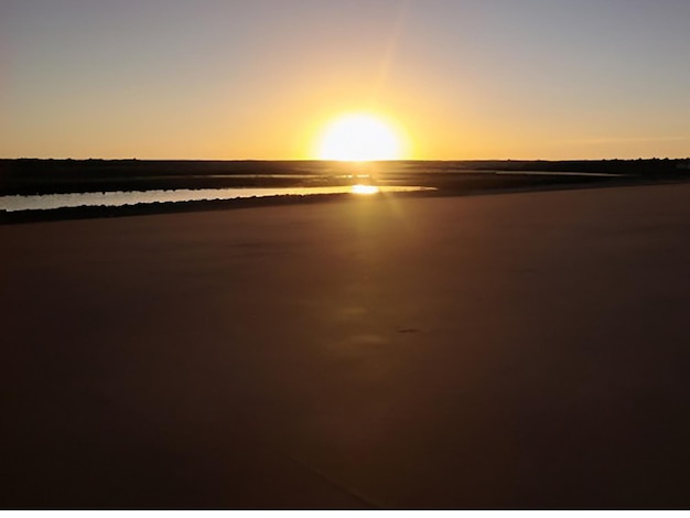 Cattura il momento in cui il sole tramonta sotto l'orizzonte proiettando lunghe ombre