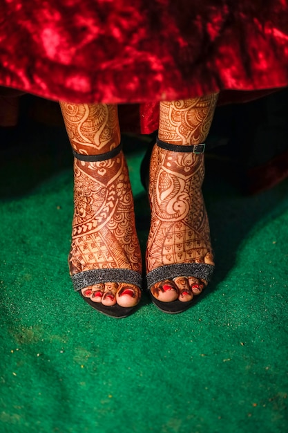Cattura indiana del primo piano della sposa delle scarpe di ricevimento nuziale