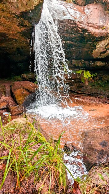 Catturare l'essenza delle cascate autunnali lungo il sinuoso fiume Duero a Soria Covaleda