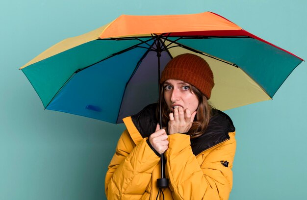 Caucasica bella donna bionda con un ombrello inverno e freddo concetto