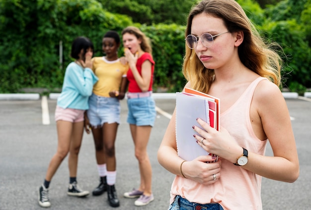 Caucasica donna essere il bullismo da altre ragazze