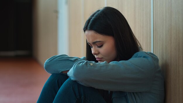 Caucasico triste sconvolto preoccupato stressato studentessa femminile studentessa donna malata cattiva sofferenza negativa