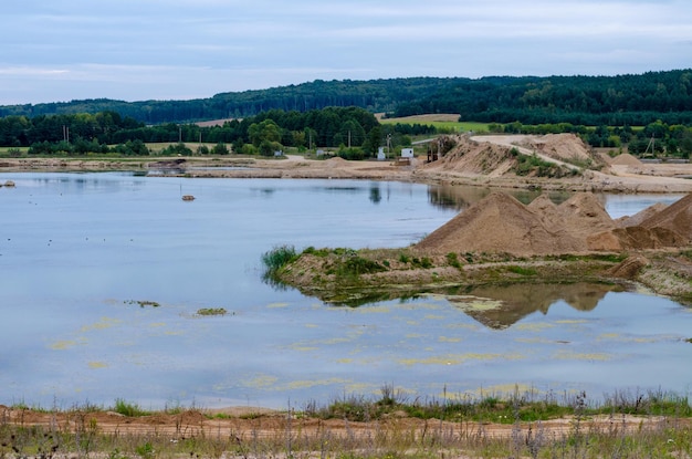 Cava di ghiaia allagata Estrazione di risorse naturali