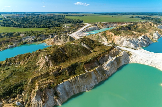 Cava di montagna abbandonata I lavori minerari sono riempiti con acqua di colore blu intenso Vista aerea