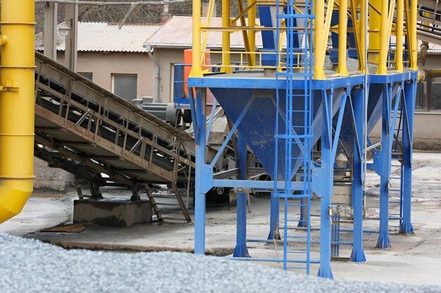 Cava di pietra con nastri trasportatori silos e pile di pietre