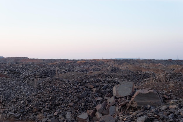 Cava di pietra di granito valle di pietre al tramonto