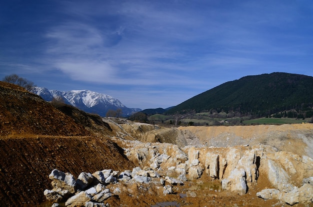 Cava e montagna innevata