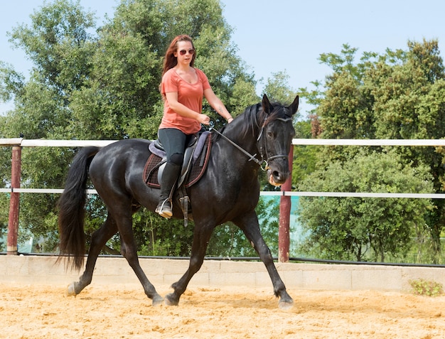 cavalca una ragazza e uno stallone