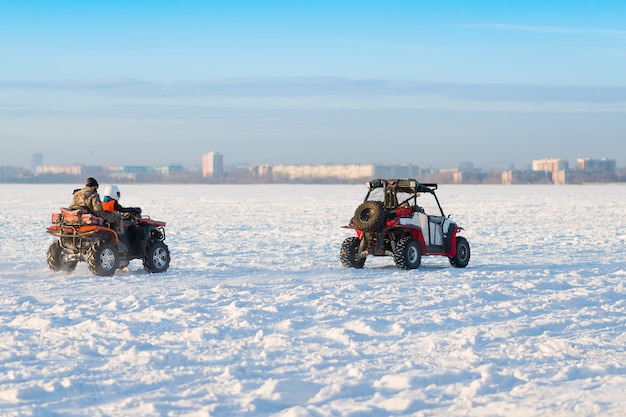 Cavalcando l'ATV nella neve