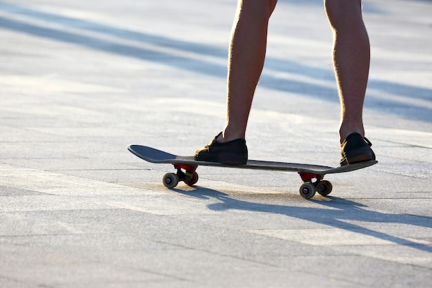 Cavalcando un primo piano dell'uomo di skateboard