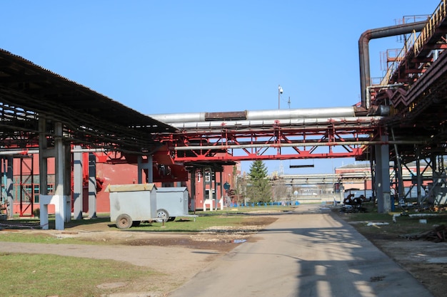 Cavalcavia del gasdotto con tubi per il pompaggio di liquidi in un impianto petrolchimico di raffineria di petrolio