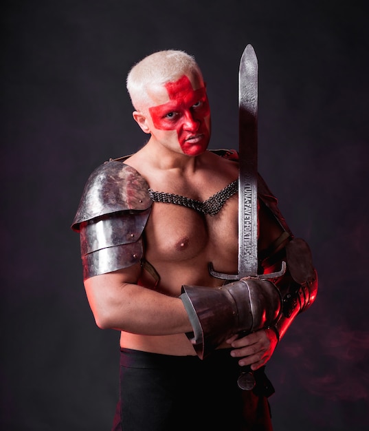 Cavaliere con una spada su uno sfondo rosso scuro