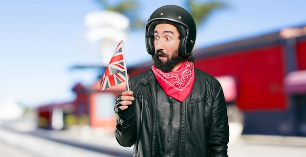 Cavaliere della motocicletta con la bandiera dell&#39;Inghilterra