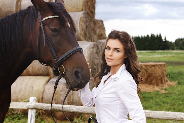 Cavaliere di giovane donna e il suo bellissimo cavallo