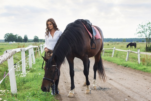 Cavaliere di giovane donna e il suo bellissimo cavallo