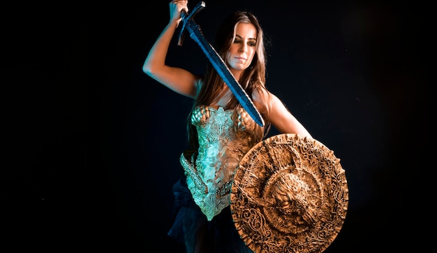 Cavaliere guerriero valchiria, donna con armatura d'oro cappotto di ferro e grande spada da guerriero