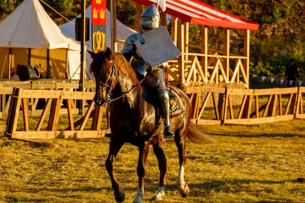 Cavaliere in armatura medievale a cavallo. Foto di alta qualità