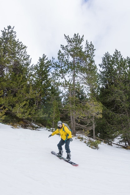 Cavaliere libero che si gode la neve