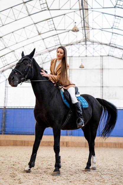 Cavaliere professionista della donna del cavallo sportivo Fantino della giovane signora con il cavallo