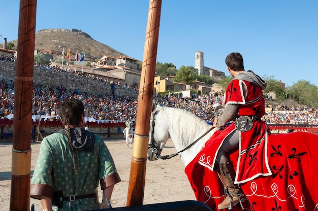 Cavalieri con la lancia a cavallo durante un torneo della festa medievale di Hita in Spagna