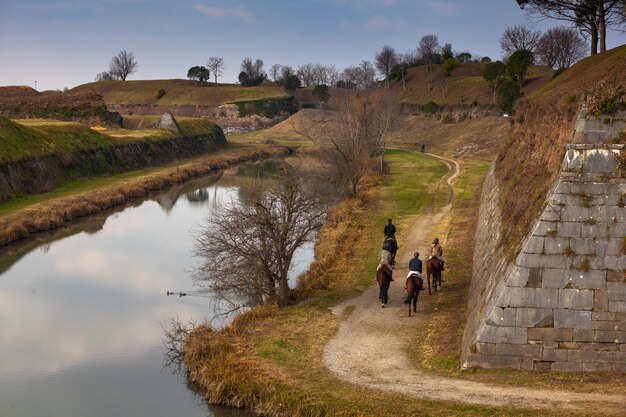 Cavalieri esplorano con garbo i bastioni di Palmanova