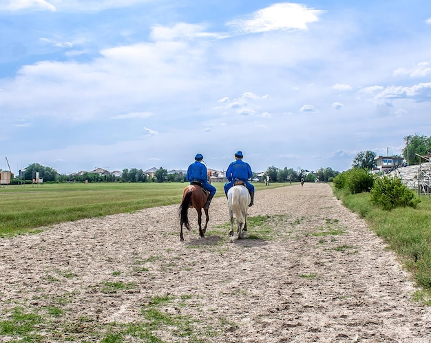 Cavalieri in abiti nazionali a cavallo sul circuito