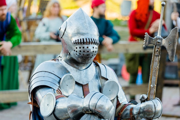 Cavalieri in armatura medievale al torneo. Foto di alta qualità