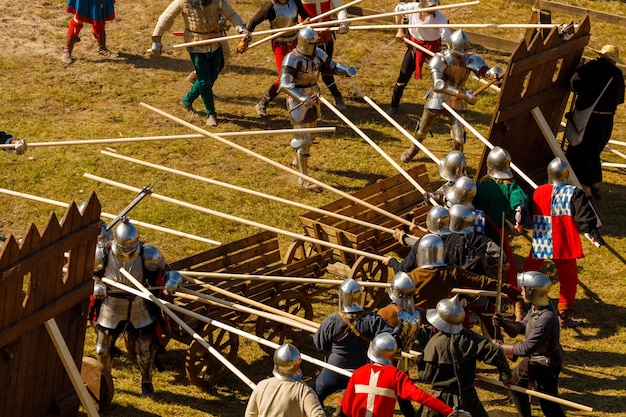 Cavalieri in armatura medievale combattono al torneo in estate. Foto di alta qualità