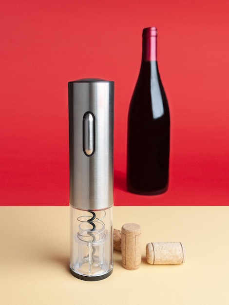 Cavatappi elettrico per l'apertura del vino Nelle vicinanze si trovano i tappi delle bottiglie di vino