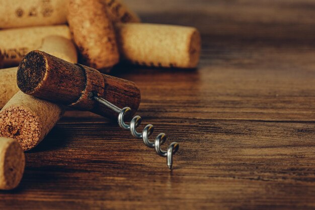 Cavatappi vintage e tappi per vino su un tavolo di legno Posto per il testo