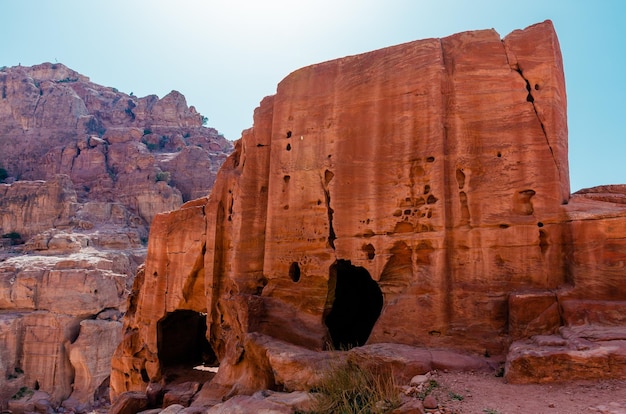 Cavehouse di nomadi beduini nell'antica città di Petra in Giordania
