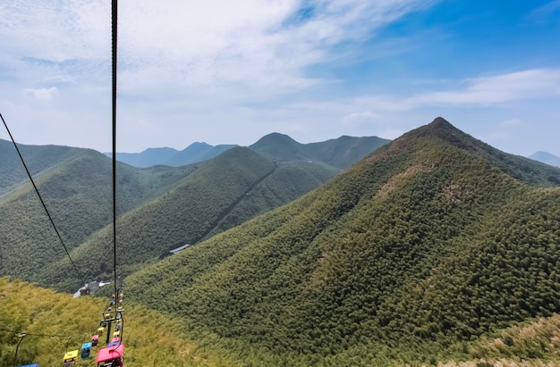 Caverna che trasporta passeggeri su e giù per la montagna.