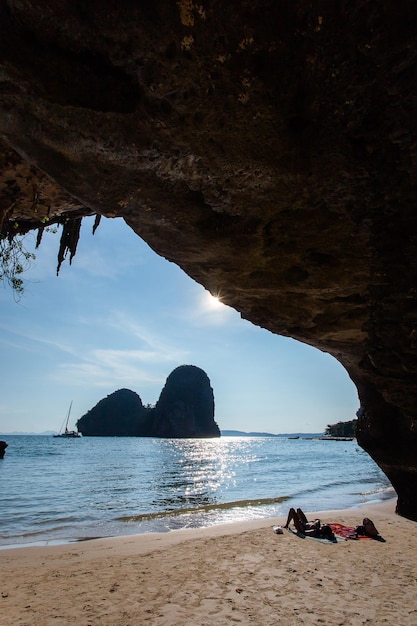 Caverna famosa di Phranang a Raylay Railay Beach Krabi Tailandia