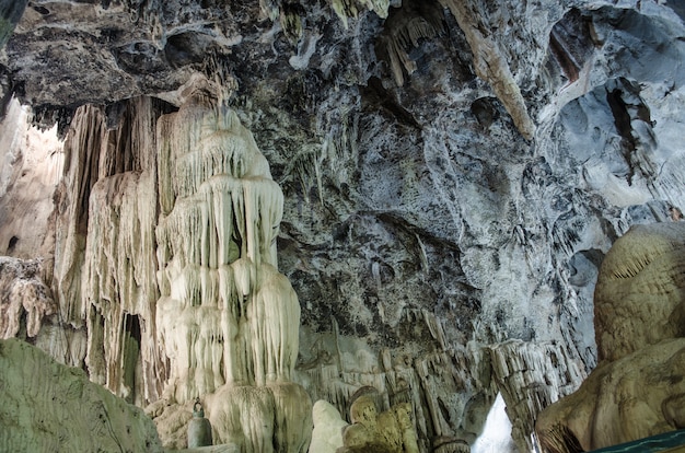 Caverna nel tempio a kanchanaburi, Tailandia