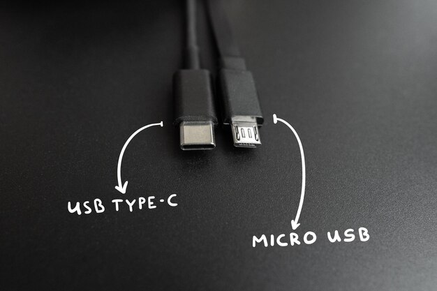 Cavi di collegamento usb tipo C e micro fili. Standard tecnologico popolare e vecchio.