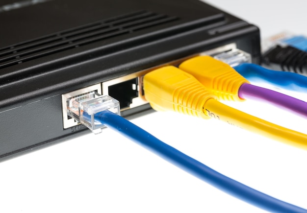 Cavi e router Cat5 per il concetto di cyberdefence